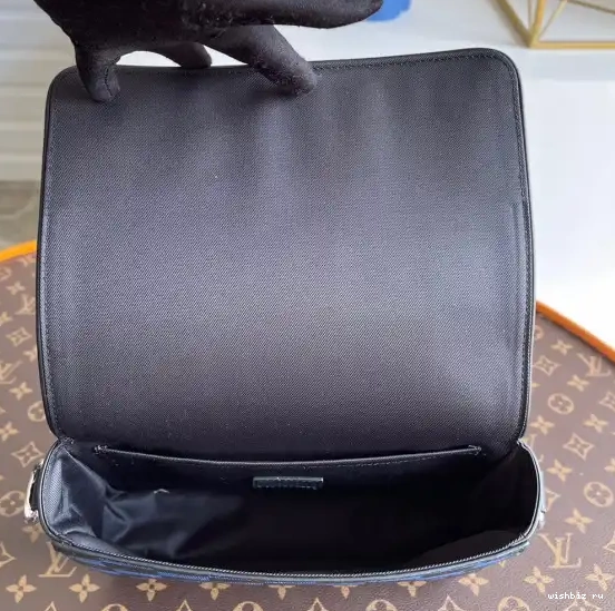WIS LOUIS VUITTON STUDIO MESSENGER 0520